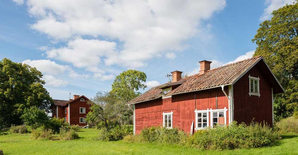 Gäststuga i en och en halv plan från 1929 med vedspis.