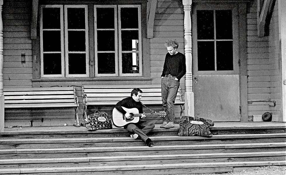 ”1966 spelade kompisen Peter Goldman, Tv-producenten som gjorde programmet Popside, in med Simon &amp; Garfunkel på ett smalspårigt tåg som fortfarande går mellan Mariefred och Läggesta. Det såg lite amerikanskt ut. Det var två enkla killar, som koncentrerade sig på vad de skulle göra. Jag fångade dem när de repade lite på trappan till Mariefreds stationsbyggnad.”