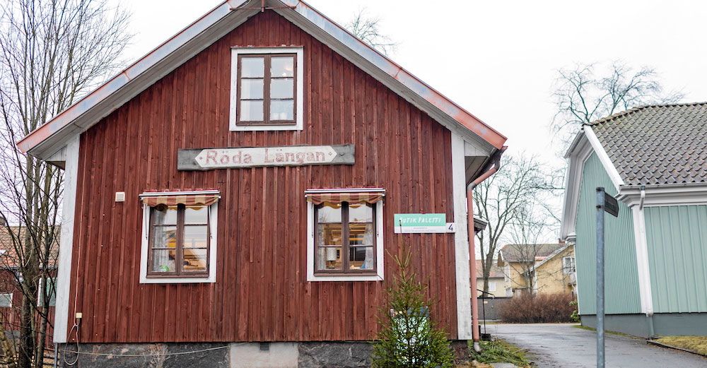 Lantlig butiksbyggnad mitt i Unnaryd.