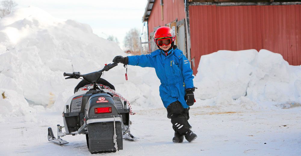 Även 6-årige Olle har stort frihet på gården och får köra skoter (med hjälp av föräldrarna).
