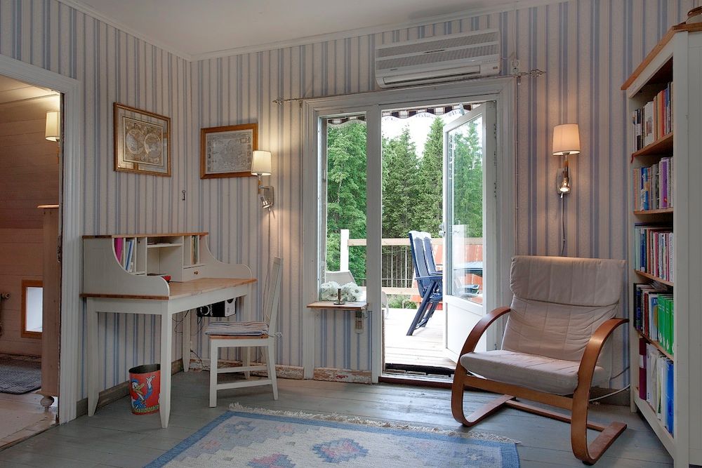 Allt i Anders hem är saker han fått, hittat eller köpt rekordbilligt. Foto: Hans Wessberg, Rebecka Johansson
