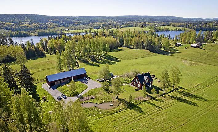 Breddalens gård ligger vackert. nära sjön Eldan där Karin tar ett morgondopp nästan året om.