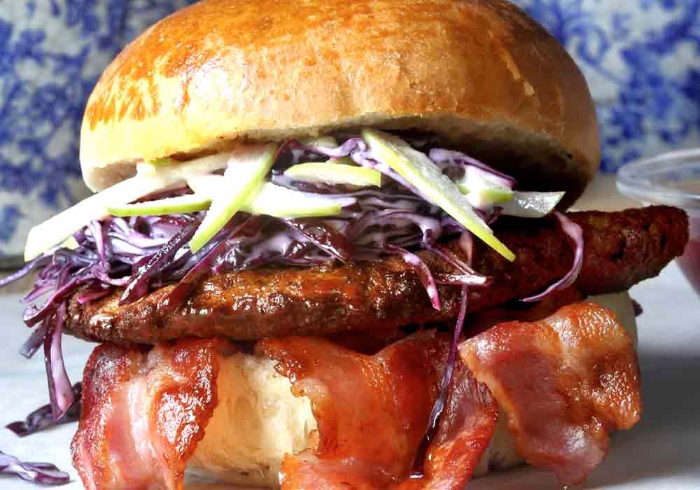 Katarinas bästa burgare görs på färs och serveras med lingonketchup och coleslaw.