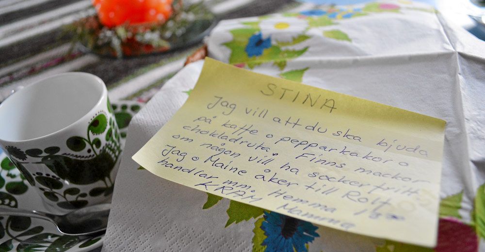 Lappen med fikainstruktioner på köksbordet hemma hos Stina Stoors mamma. Foto: Camilla Olsson.