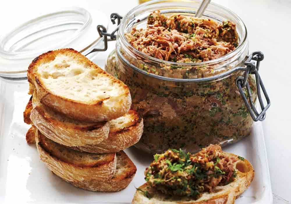 Rillette på lamm är så gott. Servera den med nyrostat bröd, helst av surdegstyp, och cornichoner. Gott med lite persilja till också!