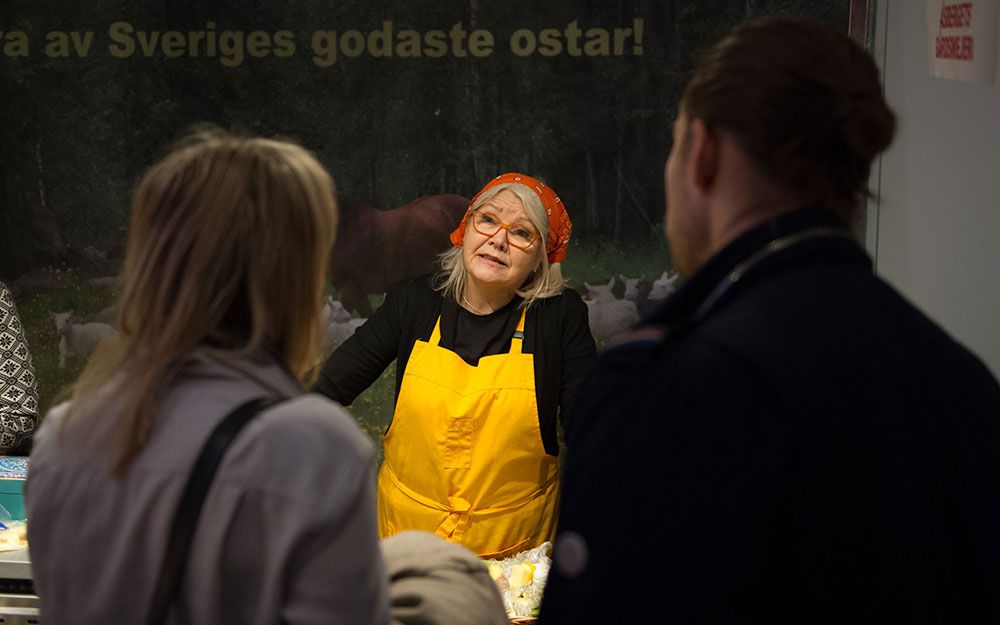 Intresserade besökare lyssnar på ostmakare från hela landet. Foto: John Guthed.