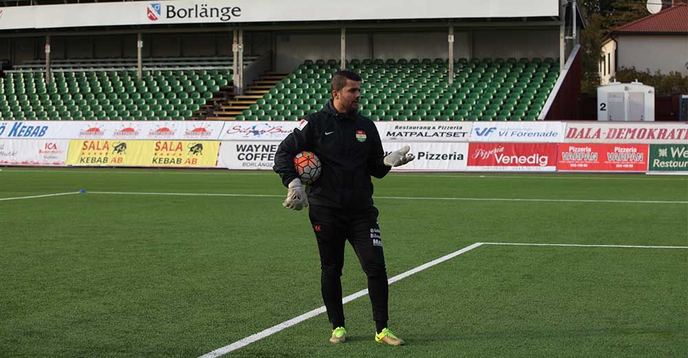 Sportchefen Adil Kizil på Domnarvsvallens plan.