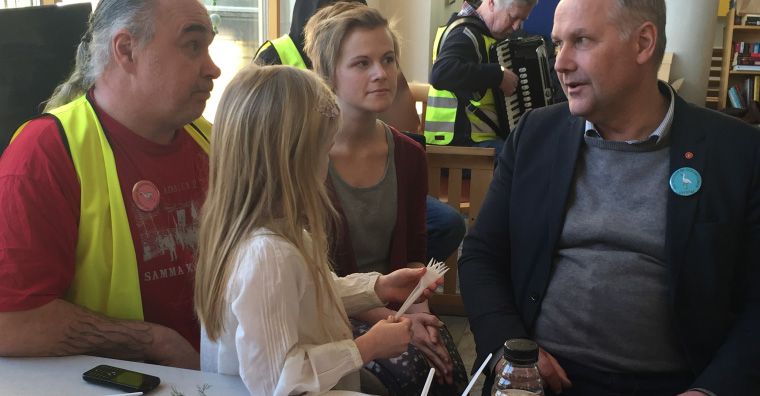 Vänsterpartiets partiledare Jonas Sjöstedt mötte ockupanterna. Foto: Vänsterpartiet