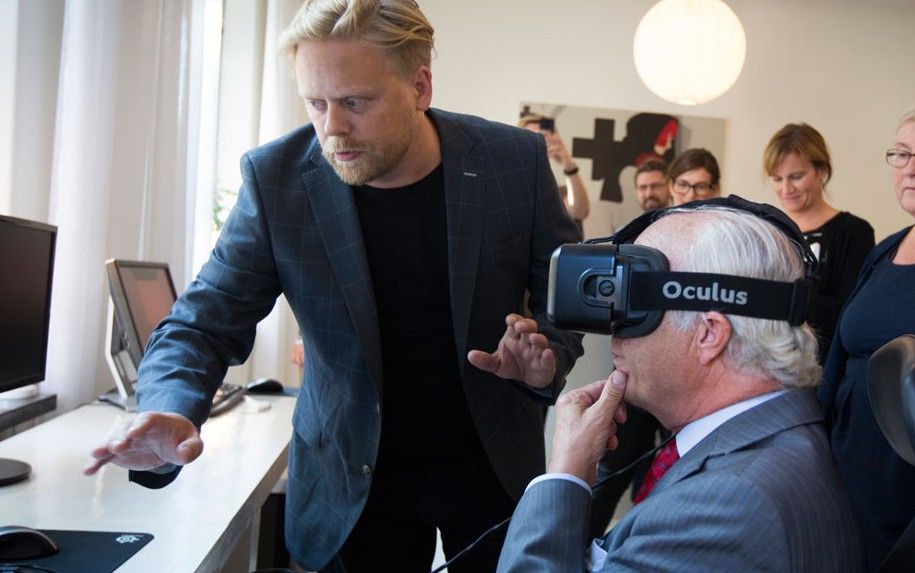 David Eriksson, kreativ chef på North Kingdom, träffar kungen. Foto: Infotech Umeå.