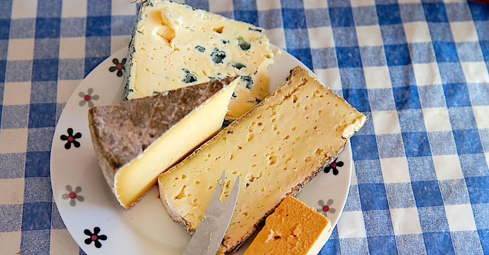 Några av Eriksa hantverksostar: blåmögelosten "Ebba Grön", "Farbror Blå", den semihårda "TommyTommy" eller Lactiqueosten "En björn och en tiger".