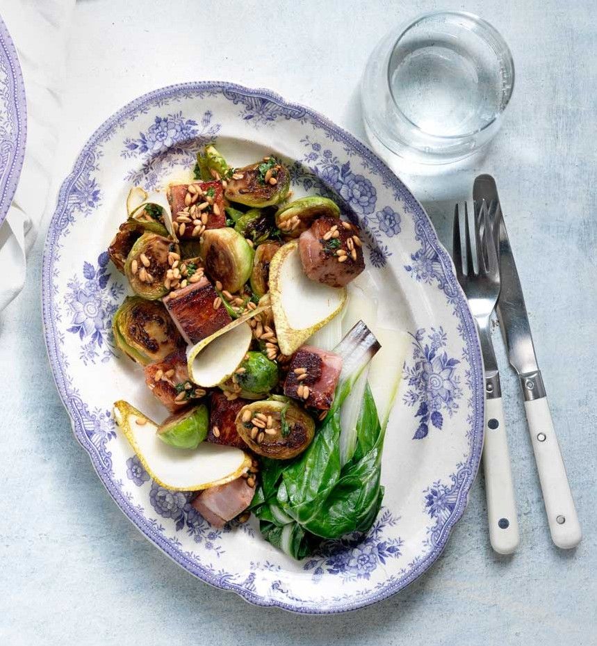 Rostade brysselkål, rökt sidfläsk, päron och smörstekt dinkel.