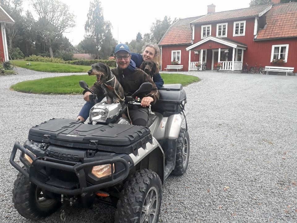 Louise med sambon Robert och hundarna Harry och Sigge.