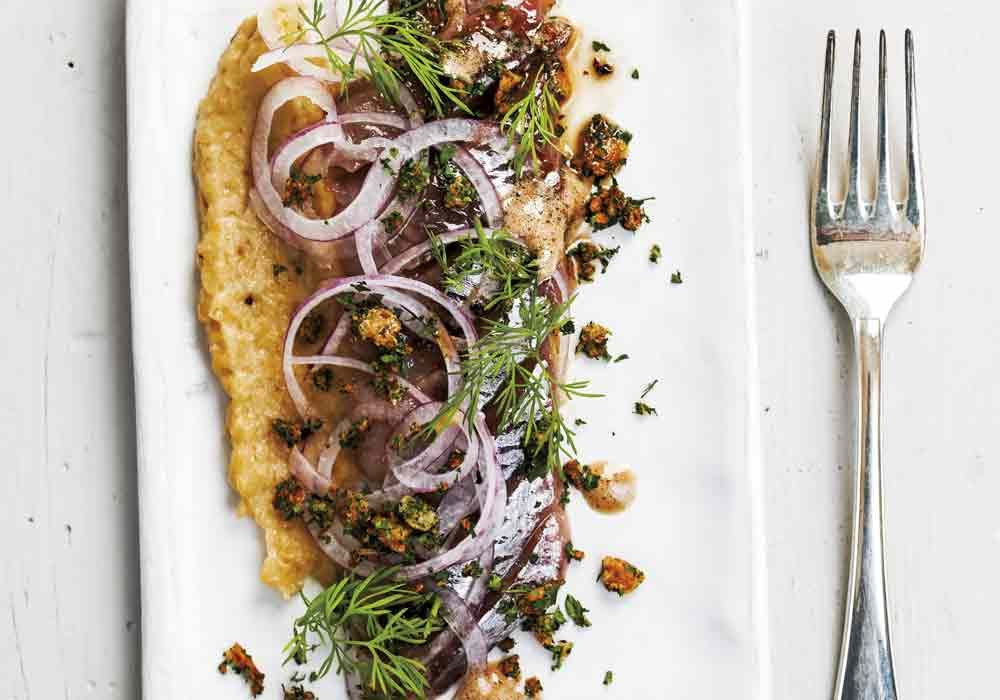 Finhacka gul lök, pudra lite majsena över och fritera löken gyllenbrun. Lyft upp med hålslev och låt rinna av på hushållspapper. Salta lätt.