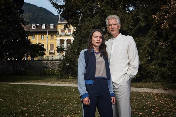 Huvudrollerna i "Himmelsdalen" spelas av Josefin Asplund och ”Stranger things”-stjärnan Matthew Modine.