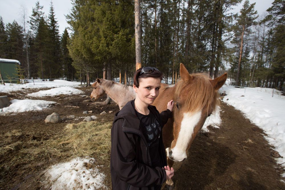 Susanne Hansson bor i byn med sina två barn och familjens två hästar. Hon vet inte var hon ska hitta ett likadant ställe där både hon, barnen och djuren kan bo.