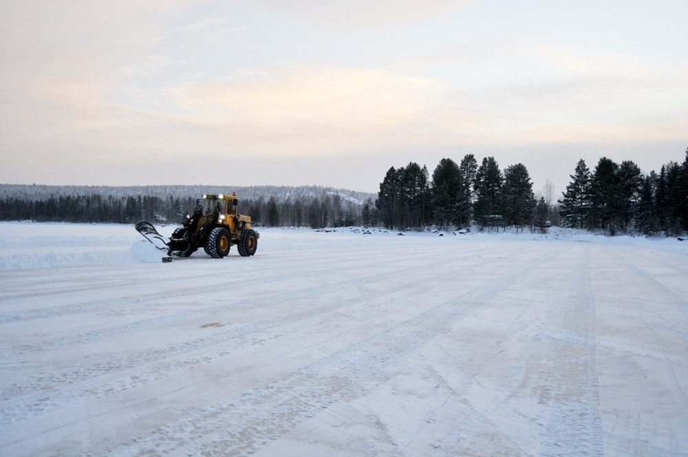 Isvägen blev 110 centimeter tjock och höll för de tunga maskinerna.