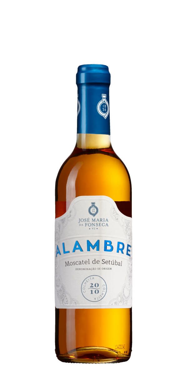 Flaska Alambre Moscatel de Setúbal dessertvin med blå kork och vit etikett, passar till knäckig nötpaj.