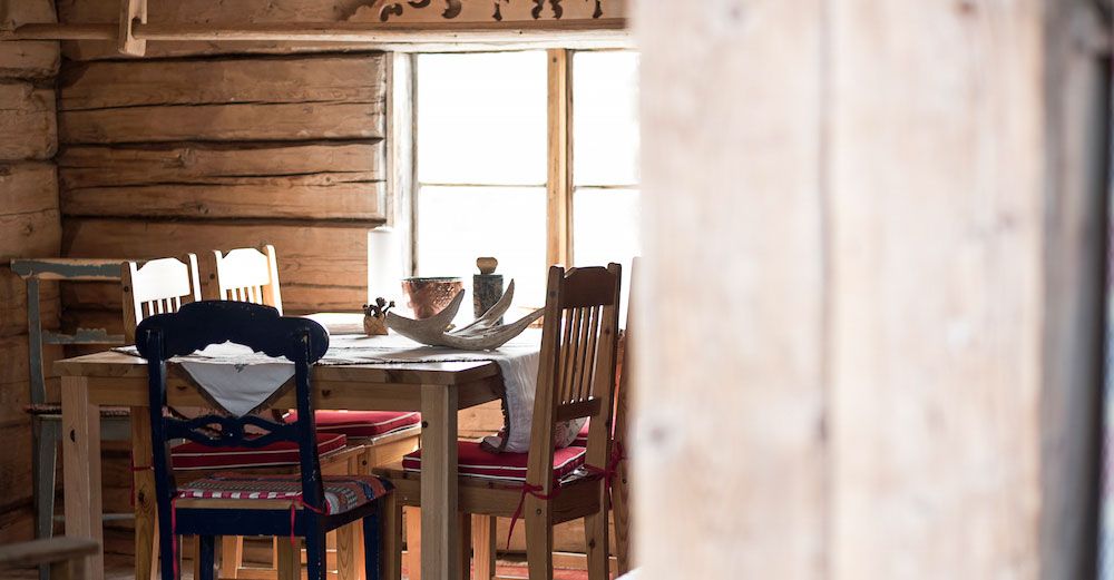 Inne i gammelgården är det mysigt för gästerna att sitta.