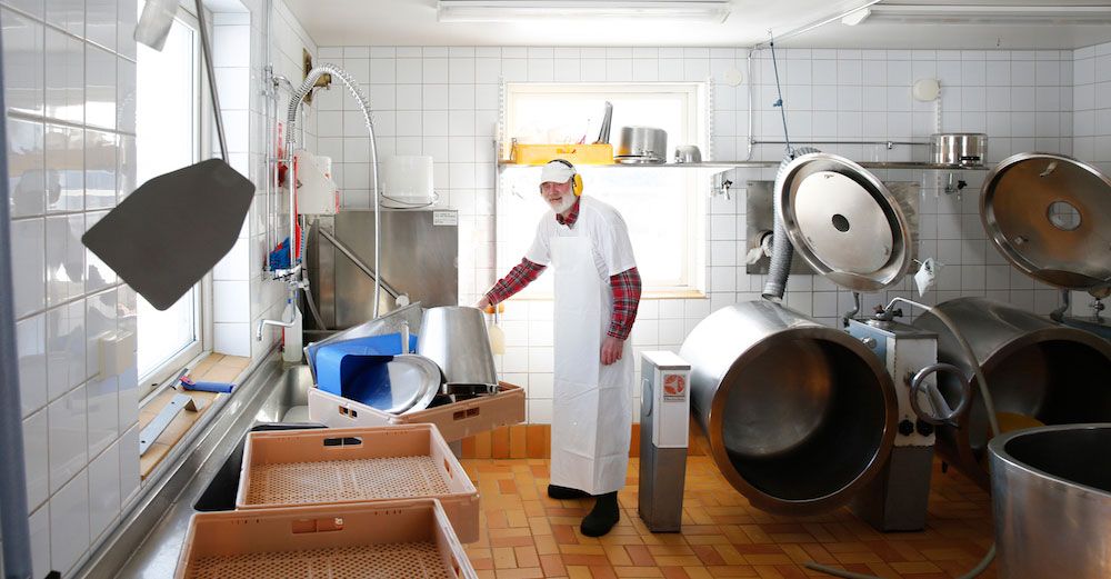 Den erfarne ostmakaren Alf Wagenius som har blivit Erikas läromästare