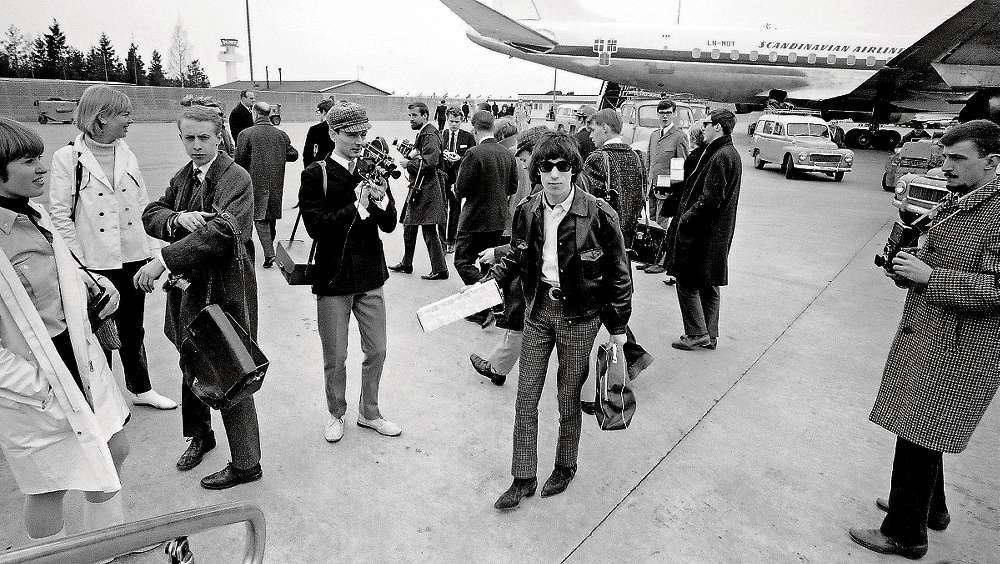 Bill Wyman i Rolling Stones efter det att Rolling Stones landat på Arlanda 1966 för en konsert i Kungliga Tennishallen.