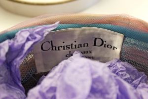 oburen. Något så ovanligt som en oanvänd hatt från Dior 1964, med tillhörande hattask.