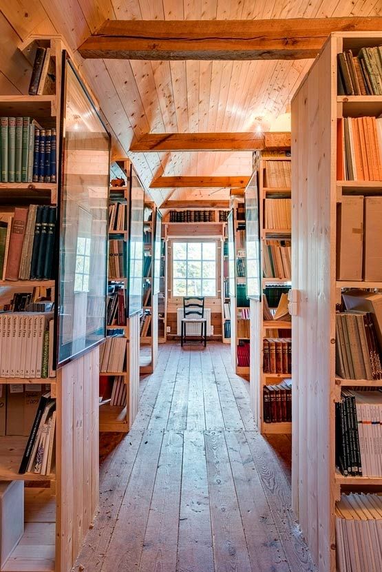 Bibliotek i magasinsbyggnad i Eksta.