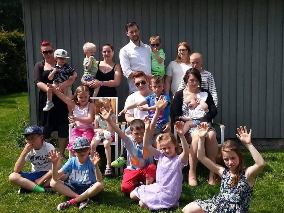 En riktig storfamilj med barn och barnbarn. Dock saknas några på bilden.