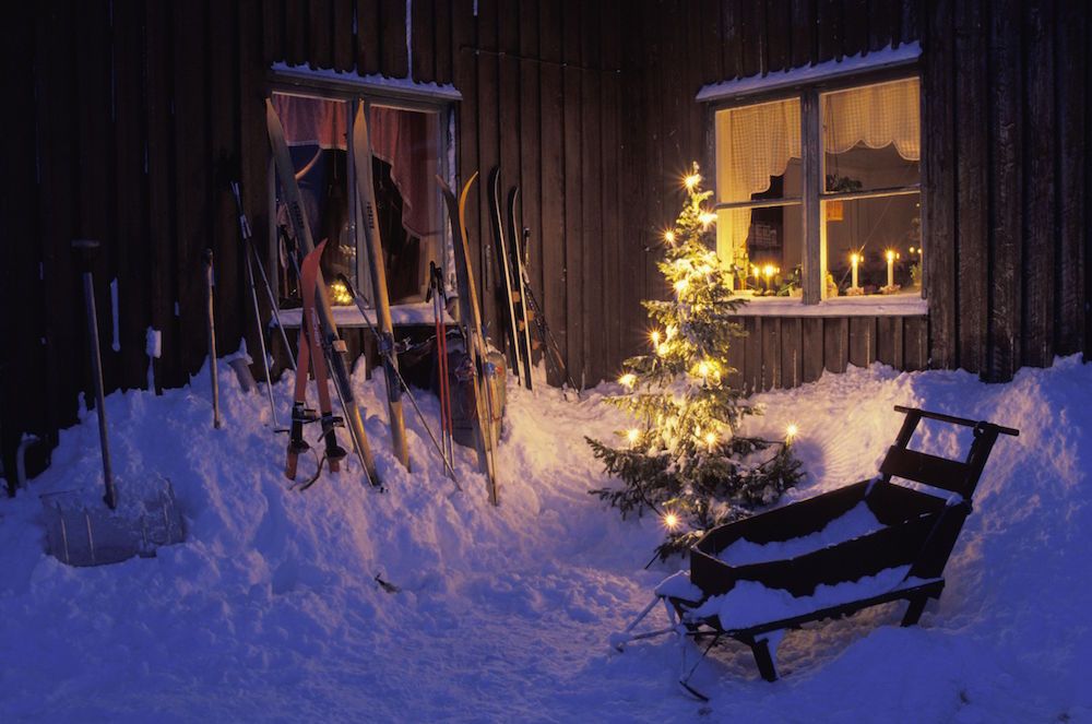 Snö skottad upp mot träfasad. 