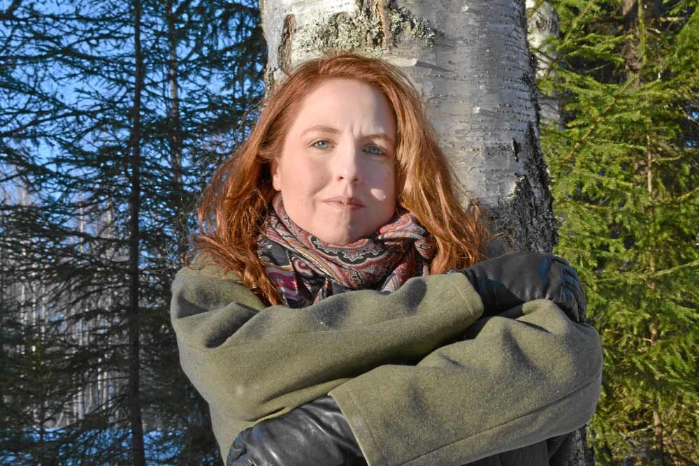 I flera av Stina Stoors berättelser beskrivs utanförskapet. En känsla hon tror kommer innefrån.– Det finns många människor på landsbygden som är hederliga och rejäla, det finns sjukpensionärer och original, men också riktiga skurkar i stugorna. Jag har en möjlighet att vara en massa olika människor när jag skriver och det är skönt, säger hon. Foto: Camilla Olsson.