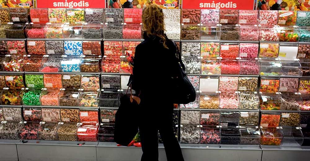 AZO-färger kan utlösa reaktioner hos allergiker, de sägs också göra barn hyperaktiva - men blev tillåtna i och med EU-inträdet.