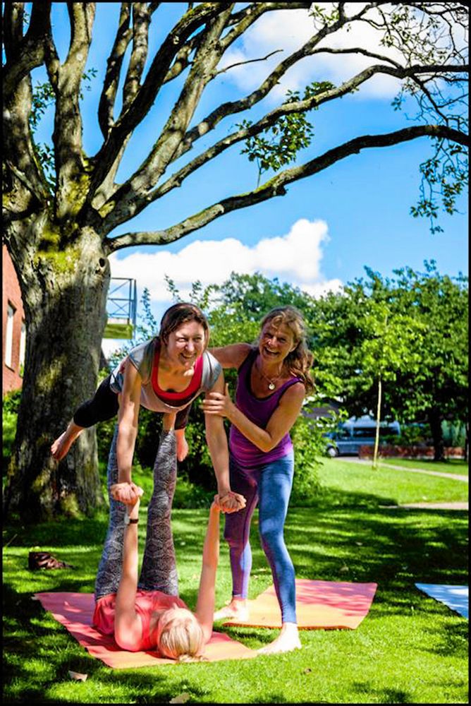 Träffa nya vänner! På sommarkurserna uppstår många fina möten. Foto: Fridhems folkhögskola.