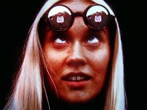 Dubbel-seende. Kan man gissa att Agnetha har Björn i tankarna?