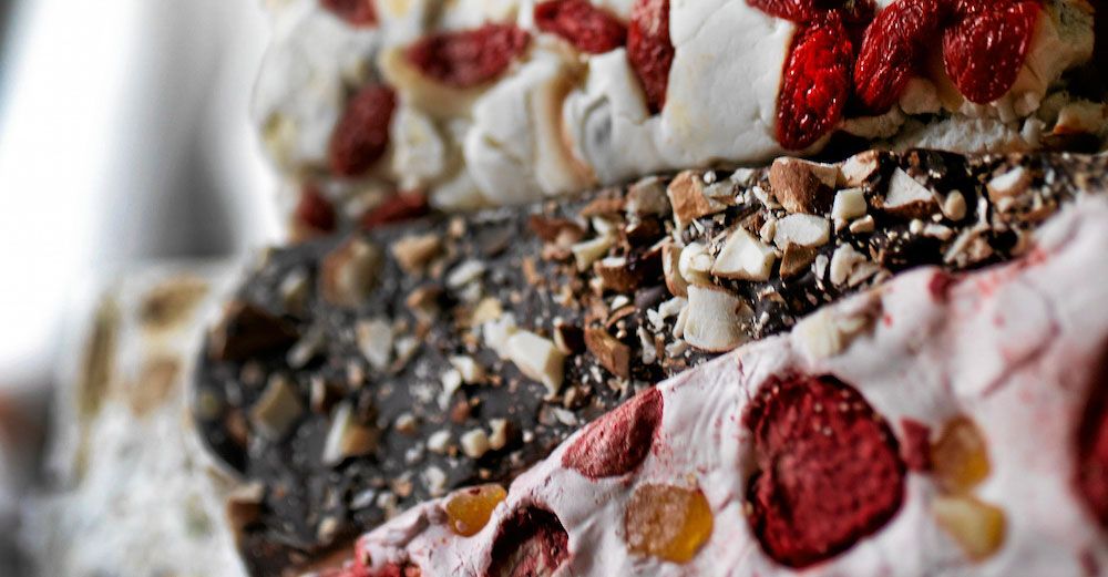 Närbild på Elins läckra lyxnougat med bär och nötter. Länk till receptet finns längre ned i artikeln.