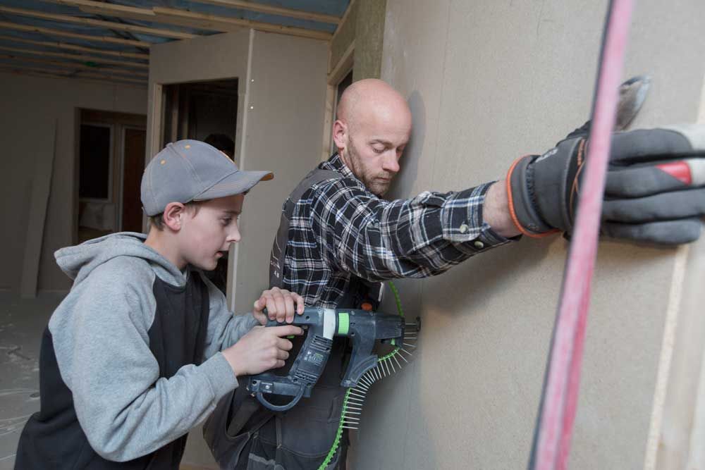 Samuel Westergaard kom direkt från sitt ordinarie arbete som snickare. Den här kvällen var det han som var byggledare och han hade god hjälp från bland andra sonen Noa Westergaard och pappa Birger Isaksson.