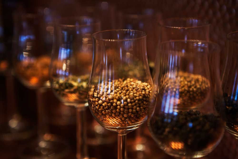 Alla ingredienser som används vid smaksättningen av Hernö Gin; enbär, älgört, lingon, korianderfrön, kassiabark, svartpeppar, vanilj och citronskal, är ekologiska. Foto: Frida Sjögren