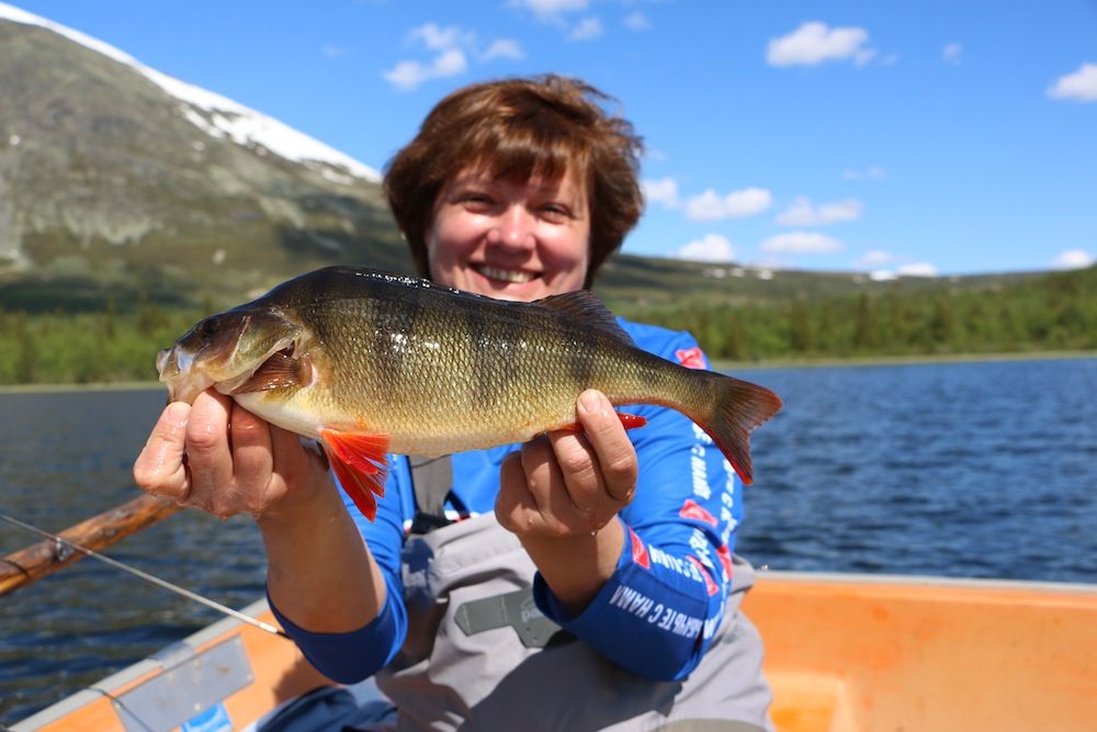 Rysk glädje. Elena Chekmareva från Ryssland på strålande humör med en fin norsk abborre i händerna.