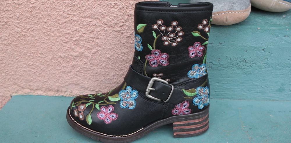 Storsäljaren - de coola och blommiga läderbootsen.