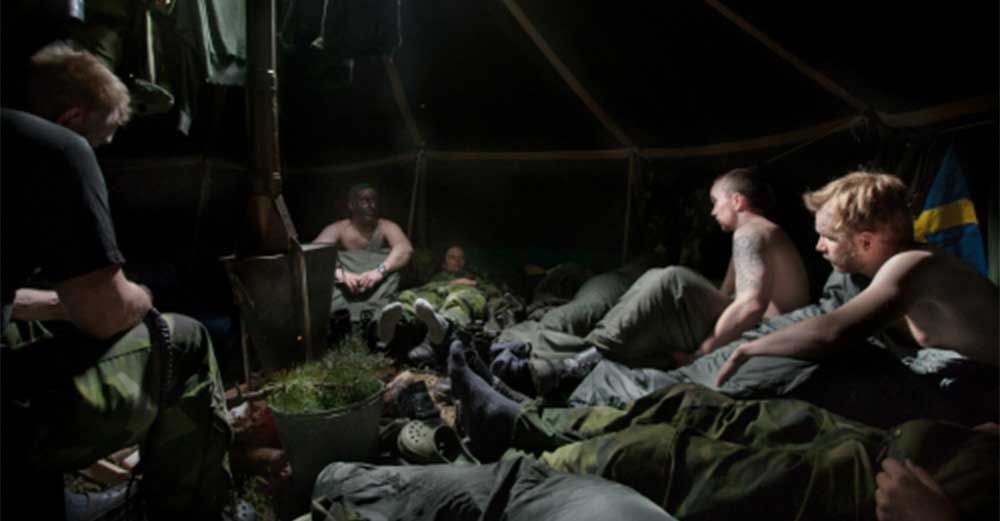 Eldvakt. Att vakta tältkaminen är en av många saker som går att göra i stället för att sova på nätterna.