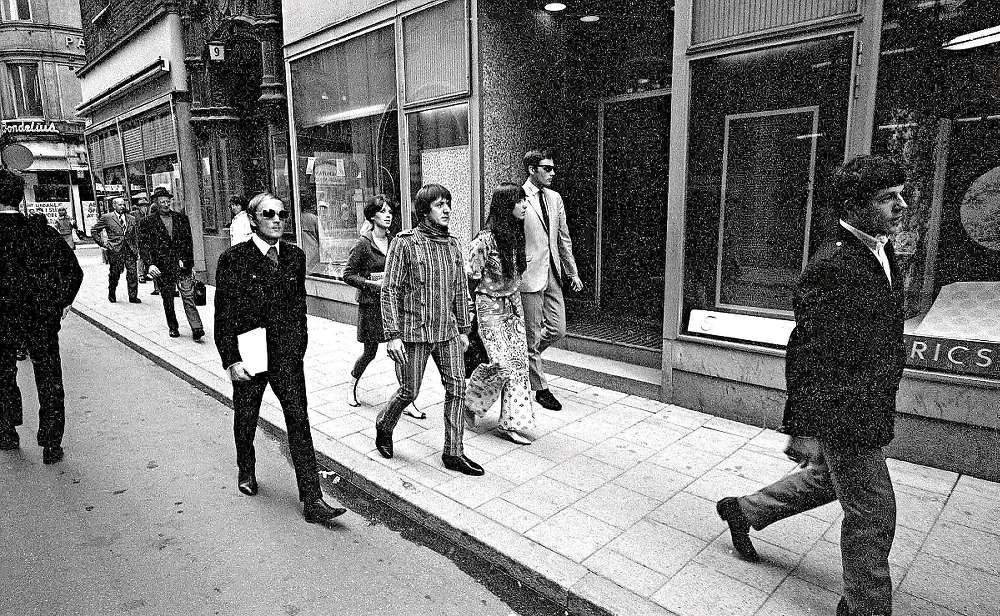 ˝Hon och Sonny knallade omkring som vilka som helst i Stockholms city 1966. Det enda som de uppmärksammades för var deras märkliga klädstil, som ju var lite annorlunda. Fast då var de ju okända jämfört med vad som skulle komma senare. Cher gick ut och köpte smink på NK och en päls för 37 000 kronor utan att någon brydde sig.”
