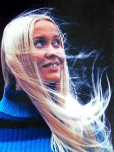 Ögonblicksbild. Här har en vårlig vindil fått fatt i Agnethas lockar.