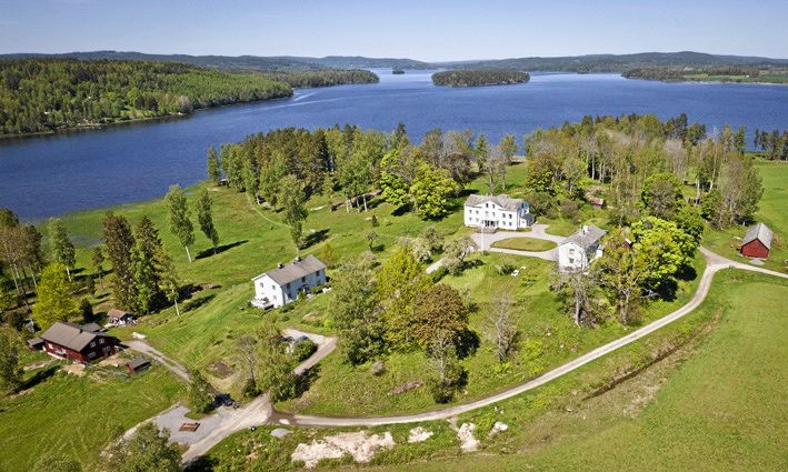 Systrarna Hebbes barndomshem, Skäggebols gård, ligger i södra änden av Glafsfjorden.