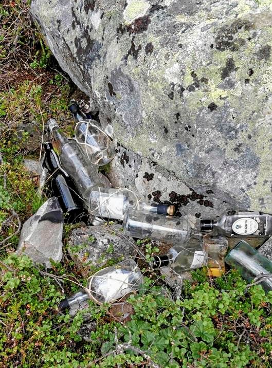 Vissa fjällvandrare har med sig mängder med alkohol ut i naturen – och lämnar kvar tomma flaskor och burkar.