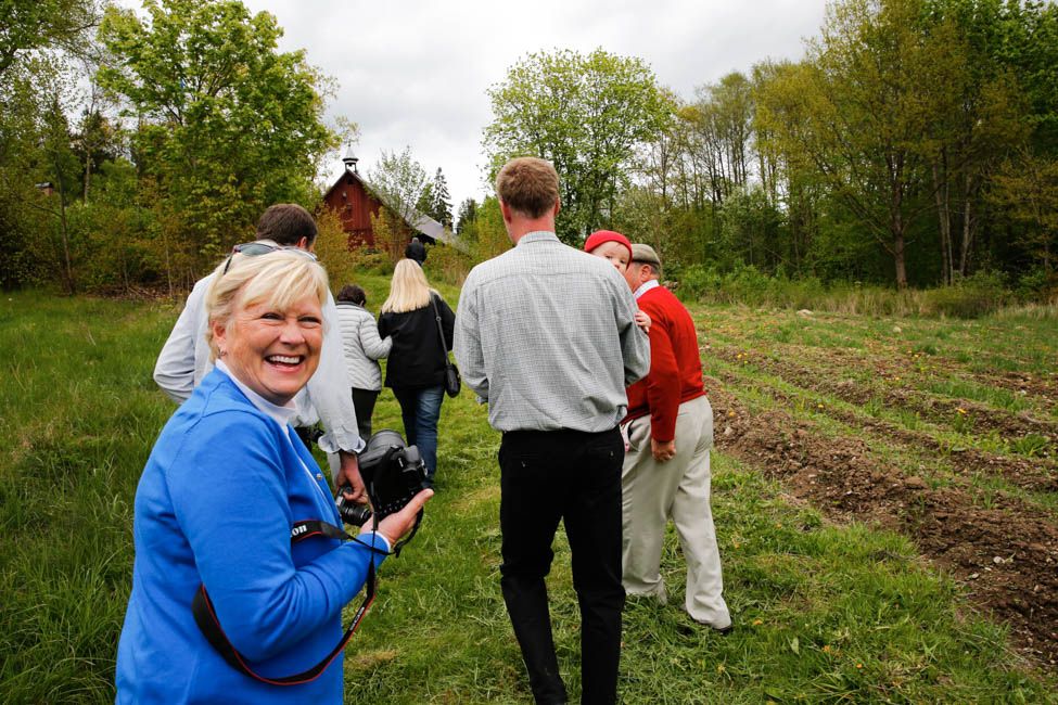 Hela sällskapet går längs med den gamla vägen som leder till gården där Terry Deans mormors mamma föddes.