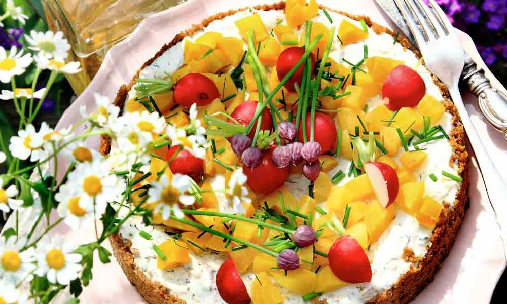 Till midsommar passar en kall tårta med böckling och inlagd gurka.