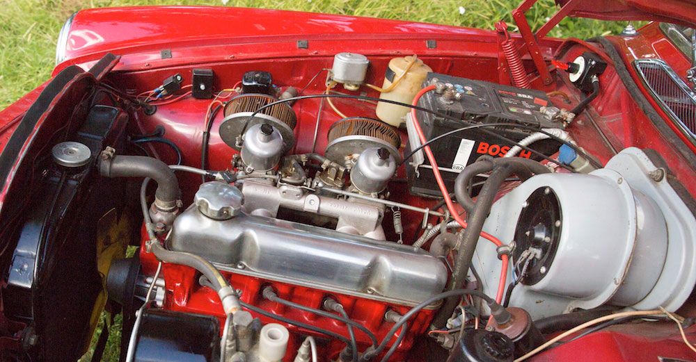 I stort sett allt är original i den 53 år gamla bilen. Och motorrummet är rött, rymligt och inbjudande.