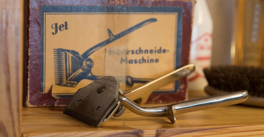 Den handdrivna klippmaskinen luggade lite, minns Folke Forsberg. Foto: Joakim Nordlund.