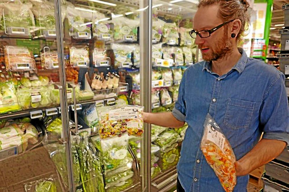 Fredrik Fernqvist från SLU Alnarp tittar på utbudet av "bekväma" färdighackade, strimlade och skalade grönsaker som bara ökar.