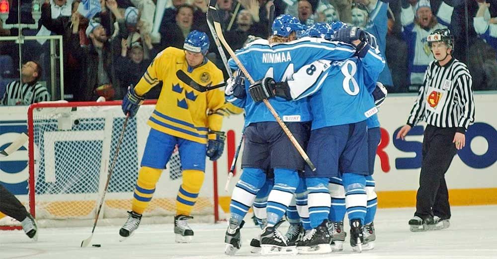 Mål igen – Janne Niinimaa och så Teemu Selänne, med nummer 8 på ryggen. Tre Kronor-spelaren hämtar pucken ur målburen.