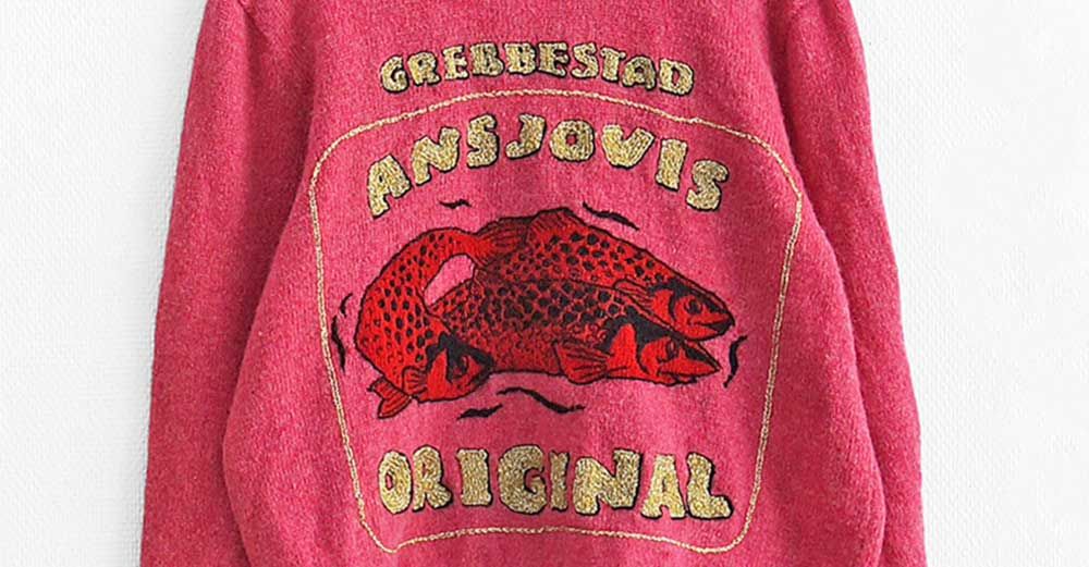 Tröjorna är maskinstickade, broderierna är gjorda för hand i efterhand.