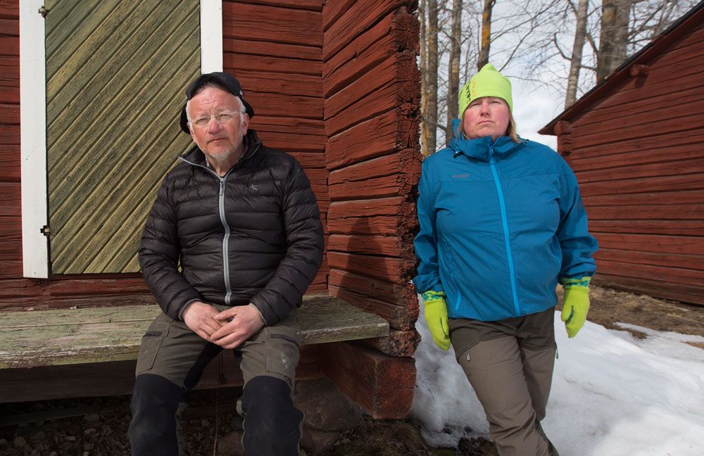 Katarina Sundelin lämnade Örnsköldsvik och flyttade hem till byn Sakajärvi, 17 kilometer söder om Gällivare, där hon har sina rötter. Nu tvingas snart hon, sambon Lars-Åke Omma, och de andra byborna att säga tack och hej till byn som kommer att försvinna när gruvan i Aitik växer.